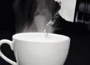 Waktu Terbaik Minum Air Hangat Menurut Ahli